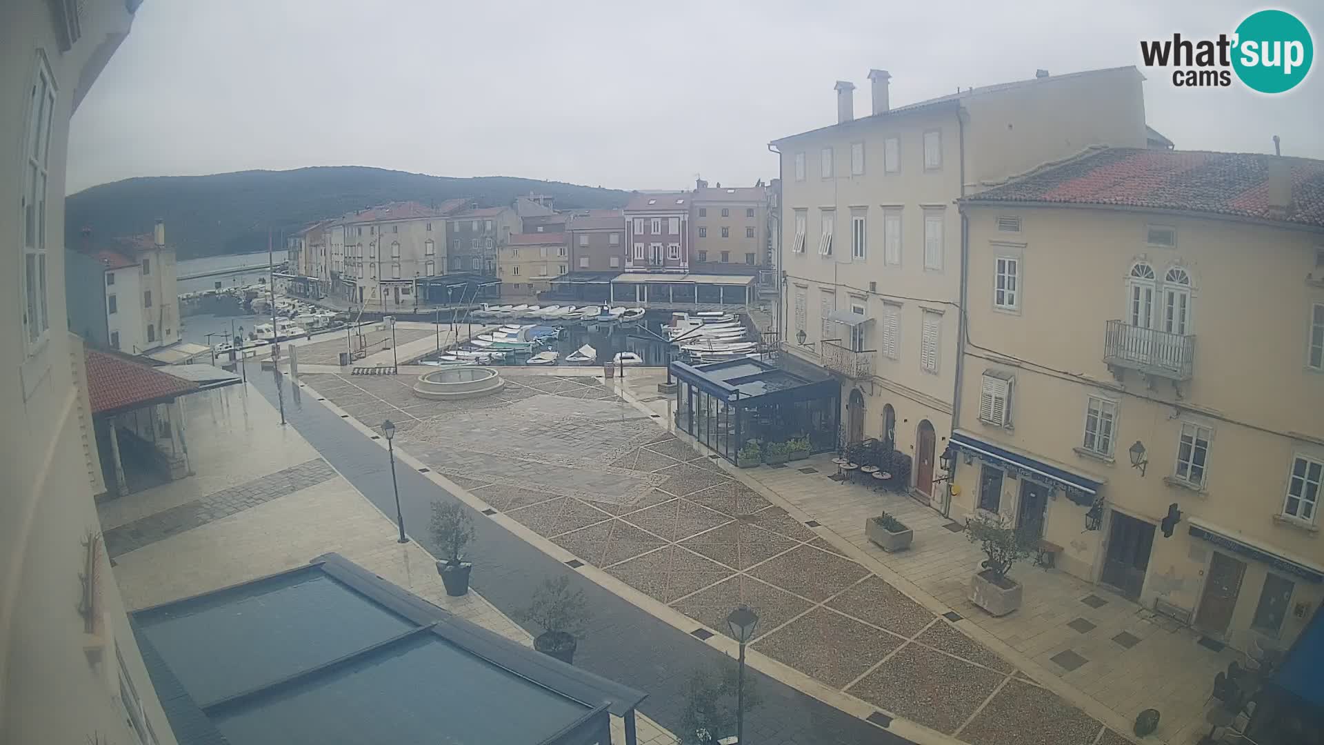 V ŽIVO spletna kamera Cres mesto – glavni trg in “mandrač” – otok Cres – Hrvaška