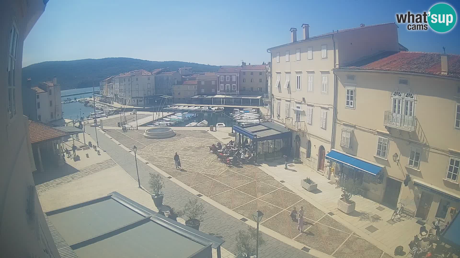 Kamera v ŽIVO Cres mesto – glavni trg in “mandrač” – otok Cres – Hrvaška
