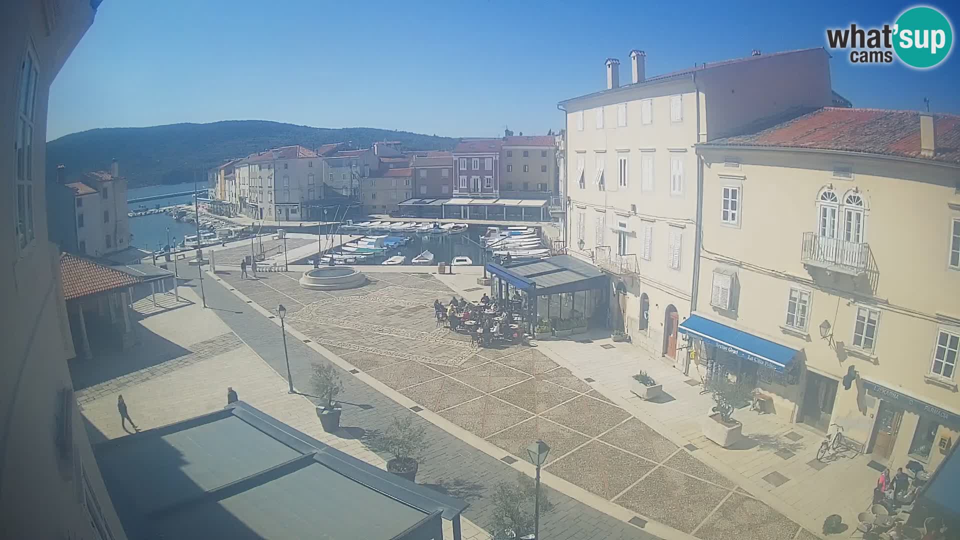 Kamera v ŽIVO Cres mesto – glavni trg in “mandrač” – otok Cres – Hrvaška