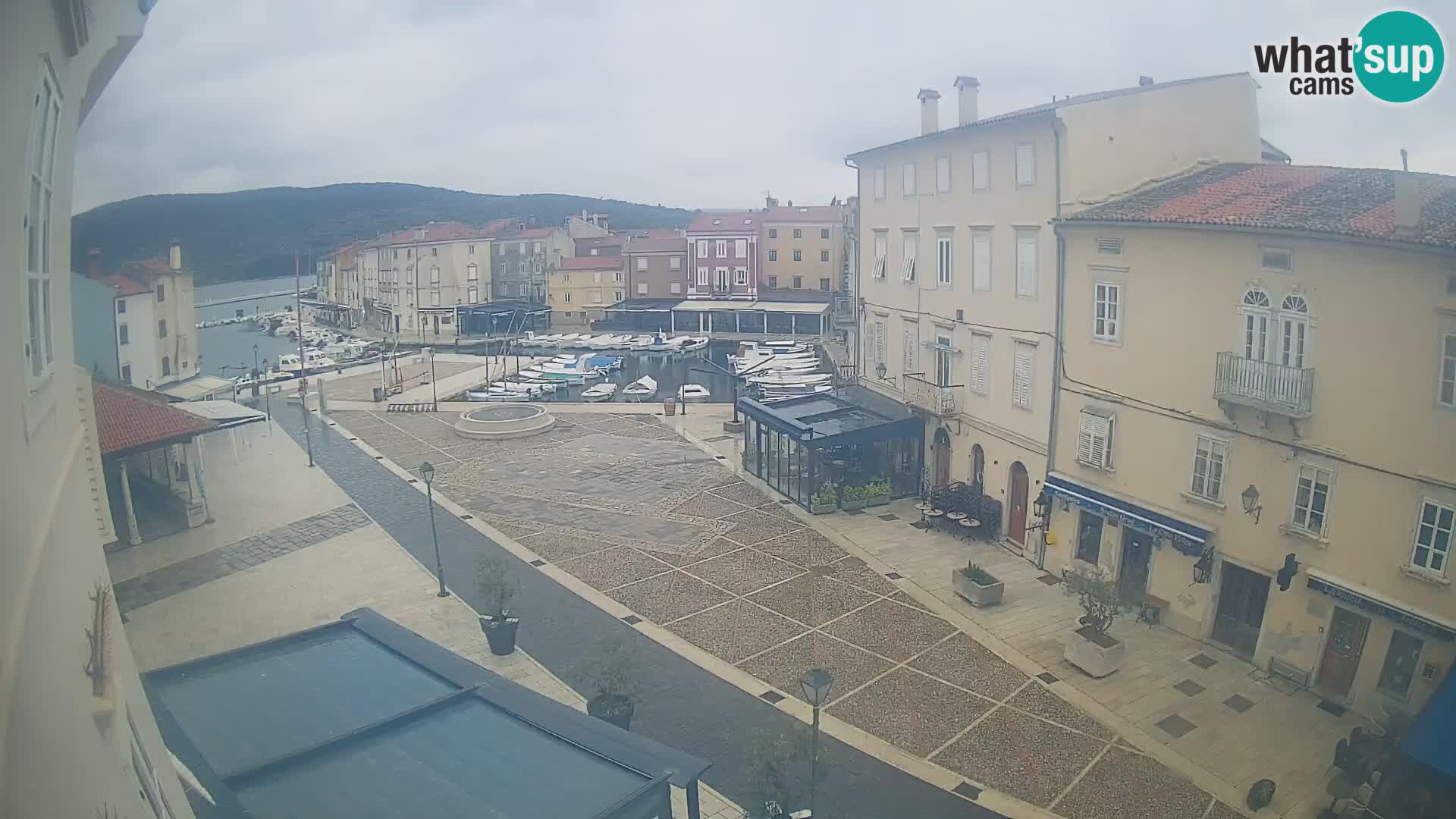 Kamera v ŽIVO Cres mesto – glavni trg in “mandrač” – otok Cres – Hrvaška