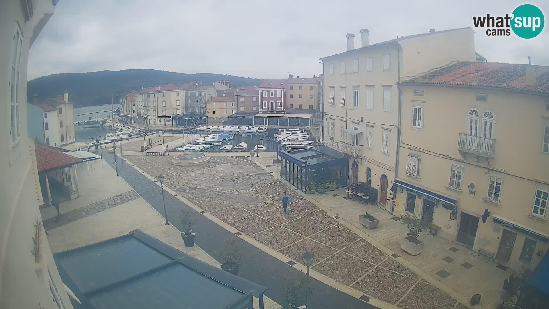 Kamera v ŽIVO Cres mesto – glavni trg in “mandrač” – otok Cres – Hrvaška