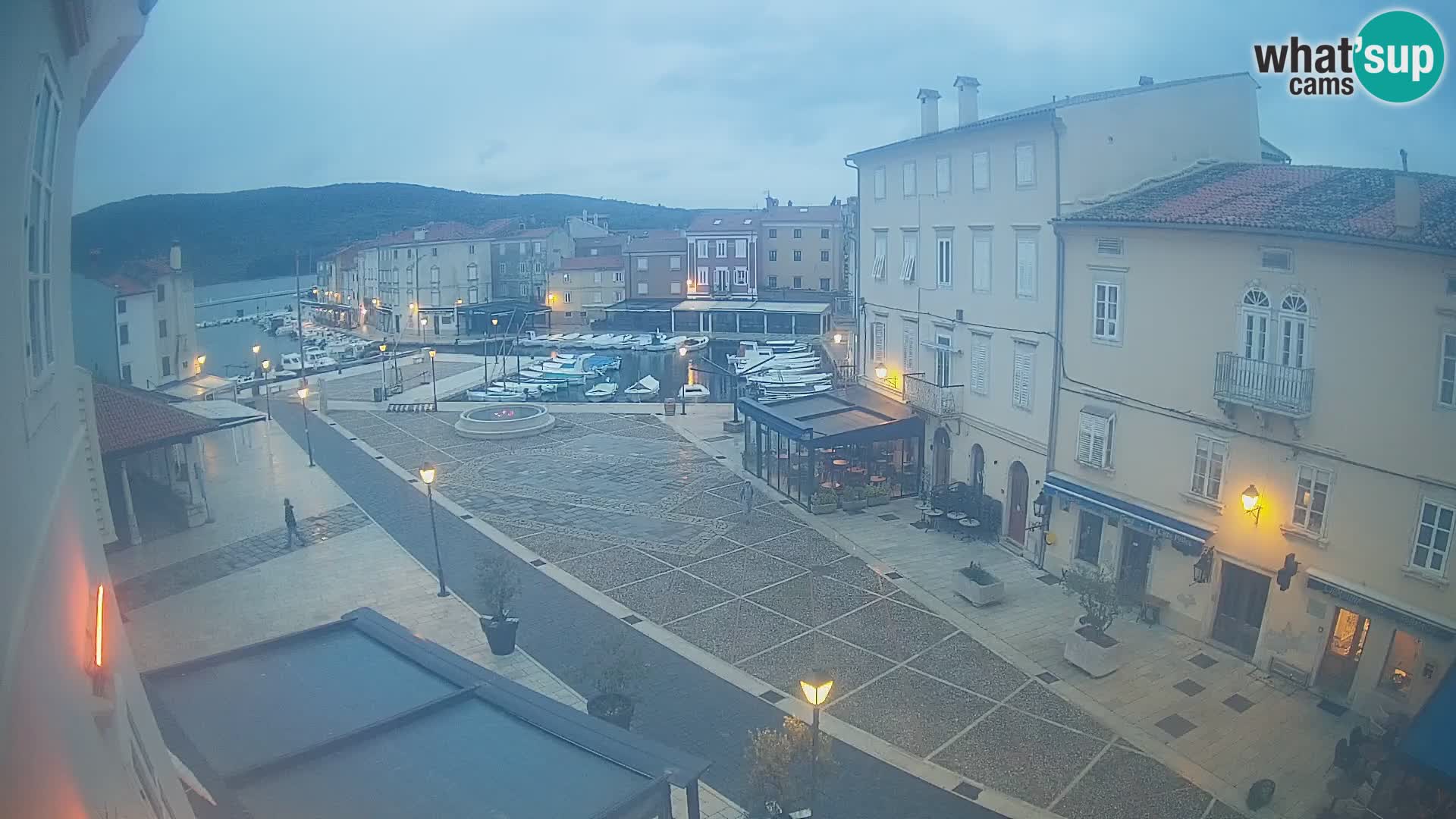 LIVE cam Cres city – place principale et “mandrač” – île de Cres – Croatie