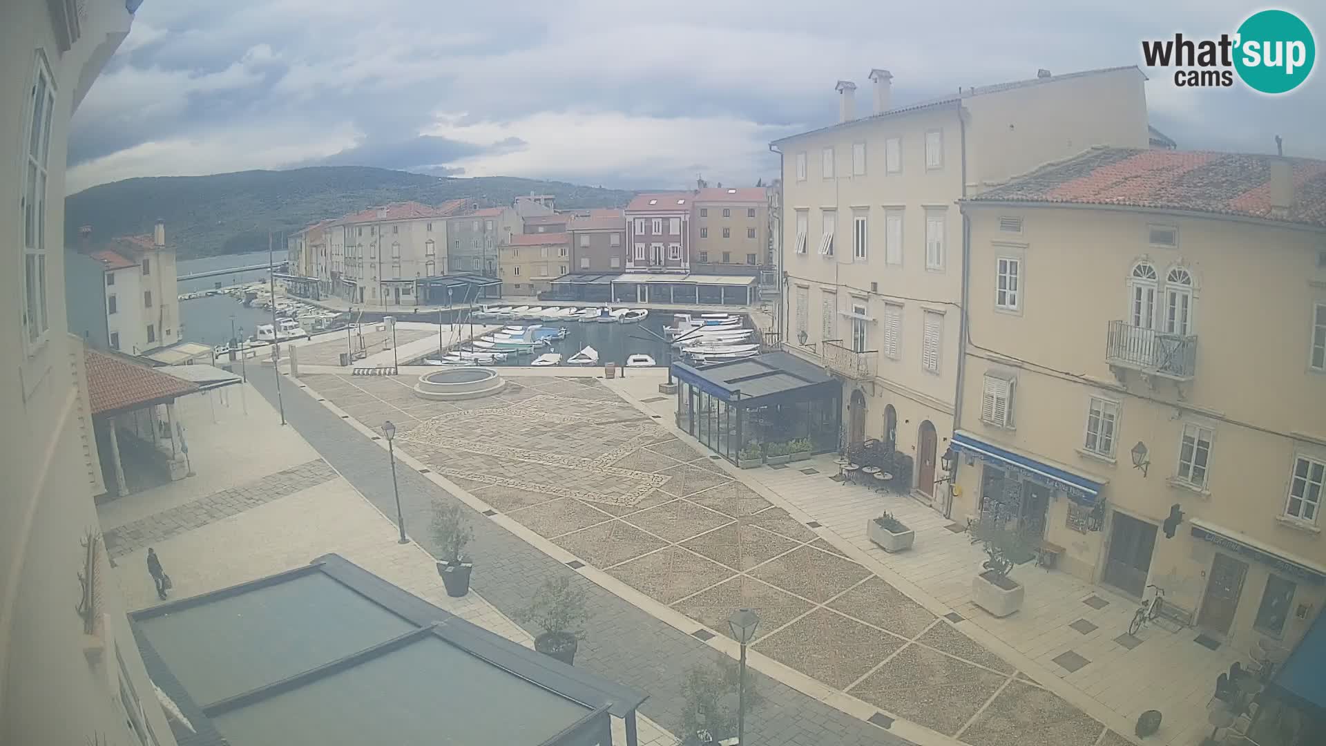 LIVE cam Cres città – piazza principale e “mandrač” – isola di Cherso – Croazia