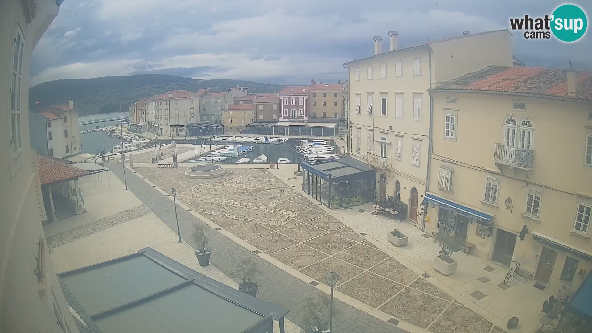 LIVE cam Cres city – place principale et “mandrač” – île de Cres – Croatie
