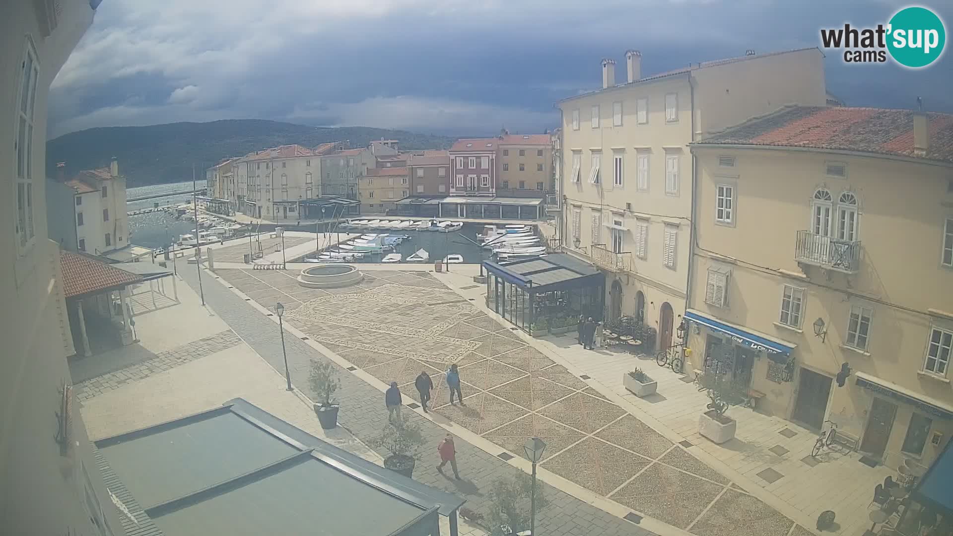 Cámara en vivo ciudad de Cres – plaza principal y “mandrač” – isla de Cres – Croacia