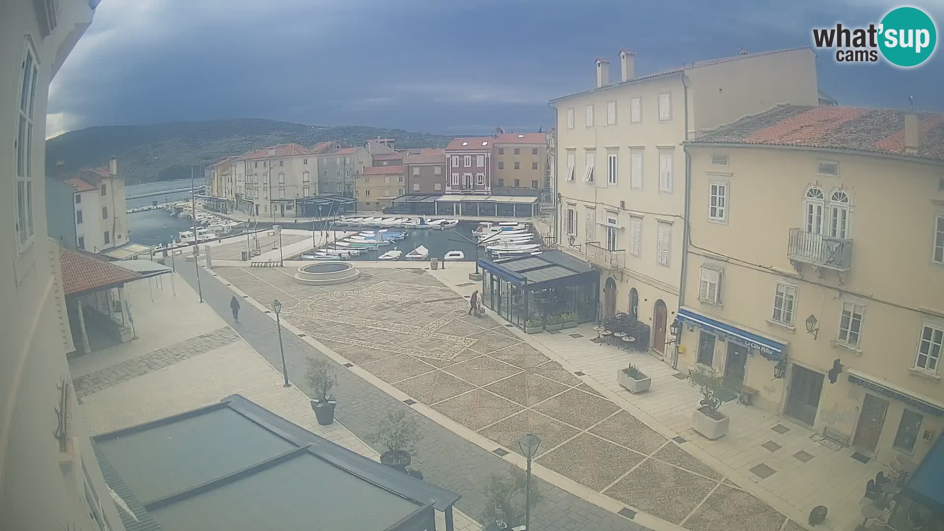 LIVE cam Cres city – place principale et “mandrač” – île de Cres – Croatie
