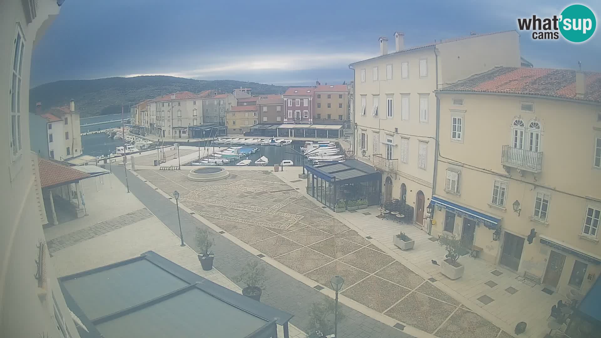 Cámara en vivo ciudad de Cres – plaza principal y “mandrač” – isla de Cres – Croacia