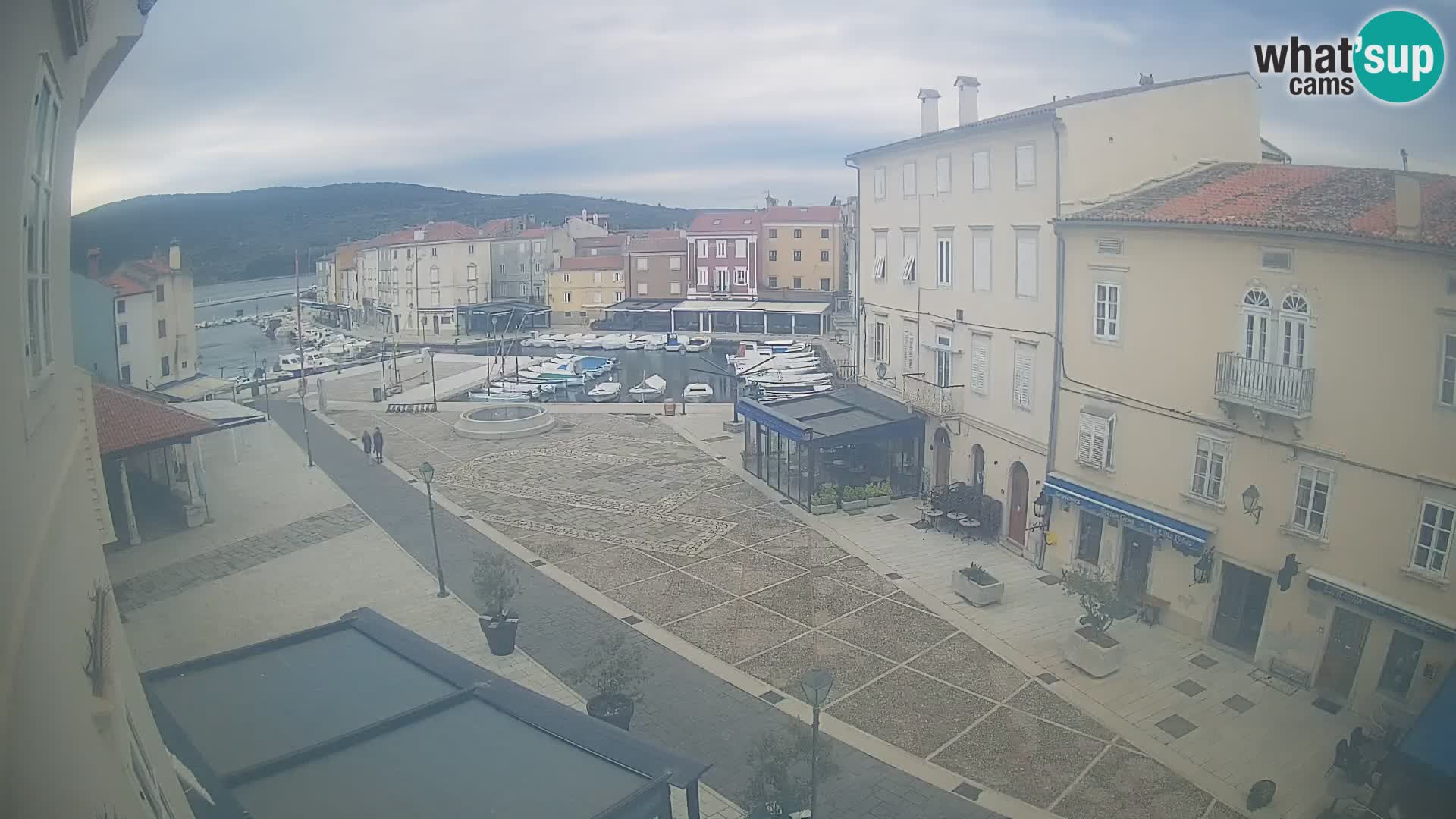 Cámara en vivo ciudad de Cres – plaza principal y “mandrač” – isla de Cres – Croacia