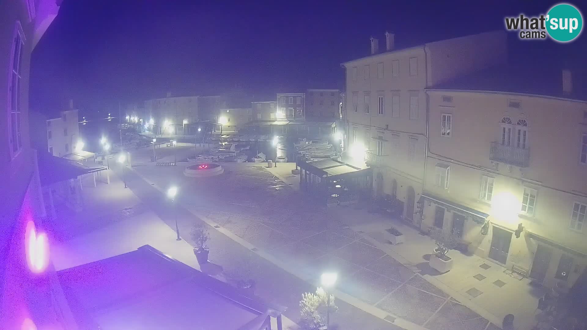 V ŽIVO spletna kamera Cres mesto – glavni trg in “mandrač” – otok Cres – Hrvaška