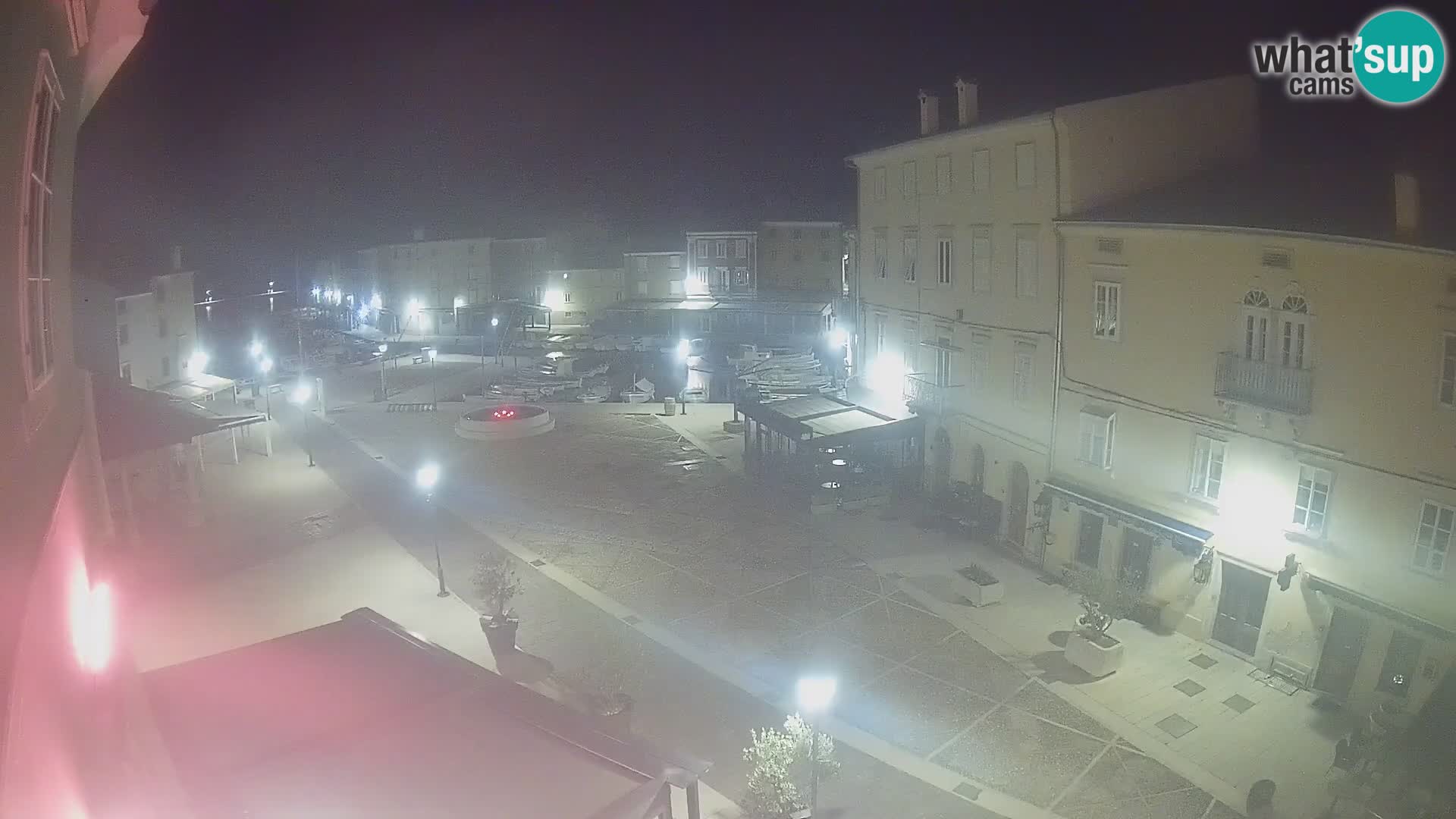 V ŽIVO spletna kamera Cres mesto – glavni trg in “mandrač” – otok Cres – Hrvaška