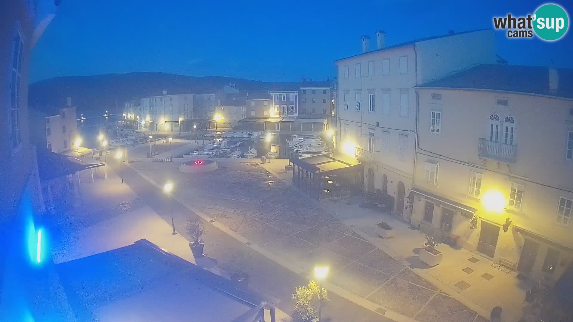 Web kamera Grad Cres – glavni trg i “mandrač” – otok Cres