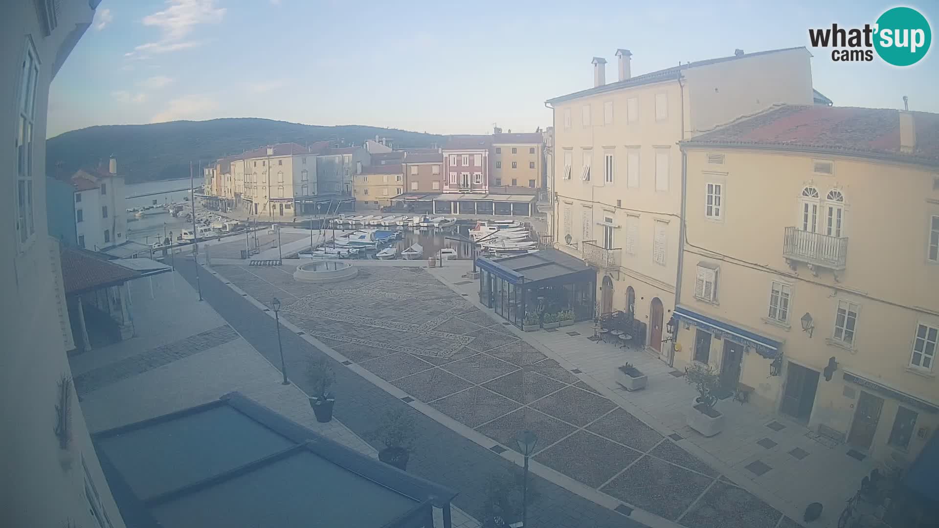 Web kamera Grad Cres – glavni trg i “mandrač” – otok Cres