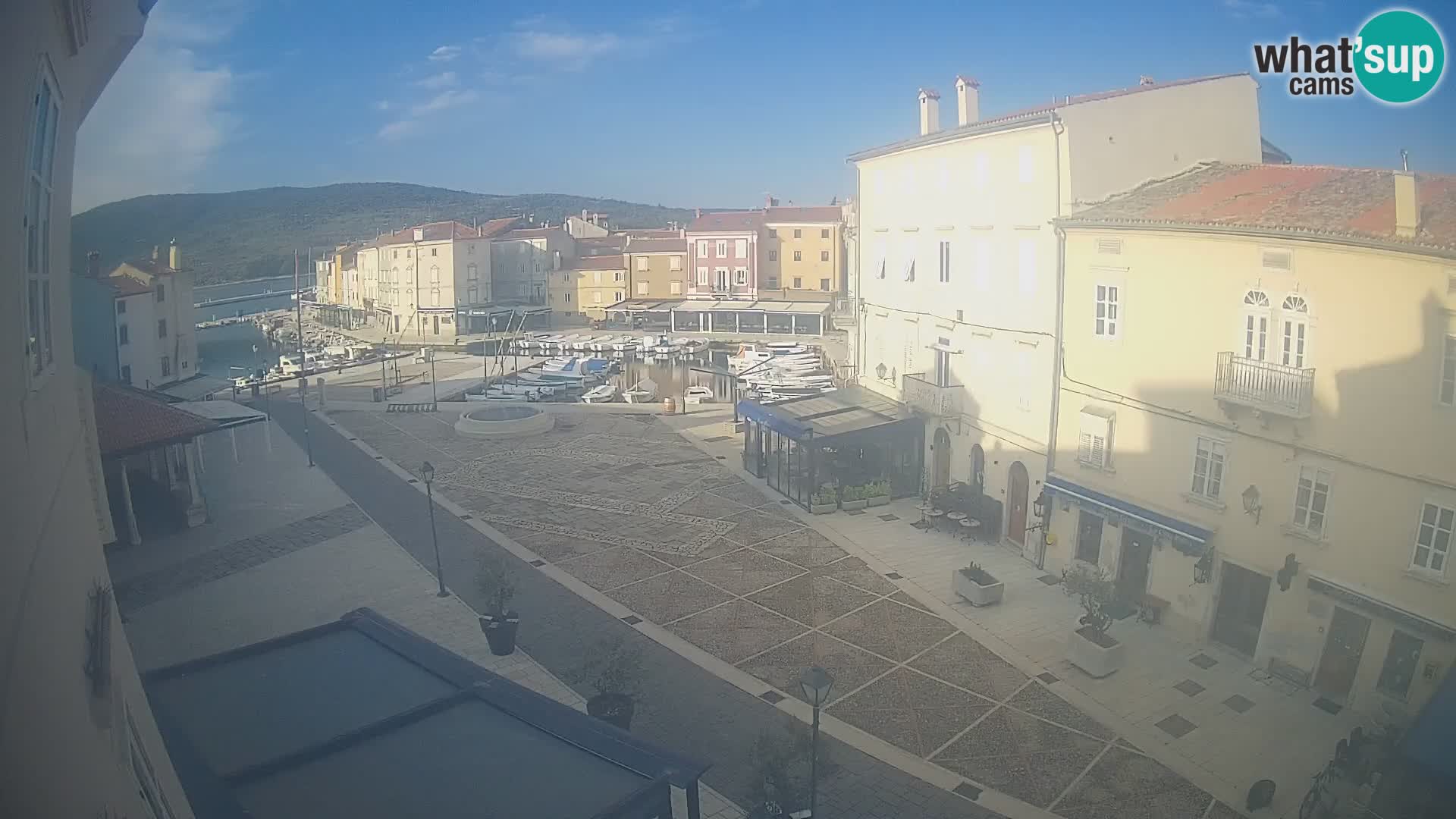 Cámara en vivo ciudad de Cres – plaza principal y “mandrač” – isla de Cres – Croacia