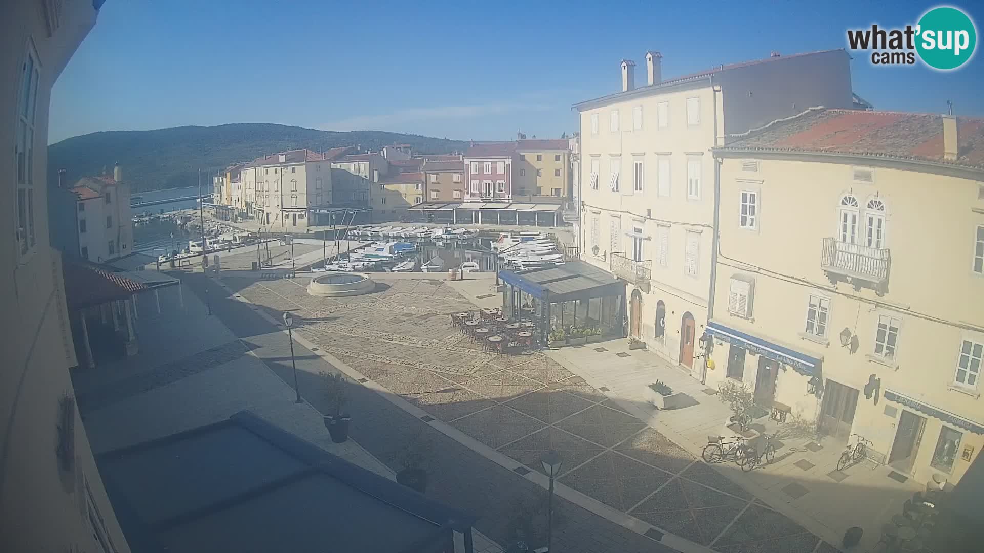 LIVE cam Cres city – place principale et “mandrač” – île de Cres – Croatie