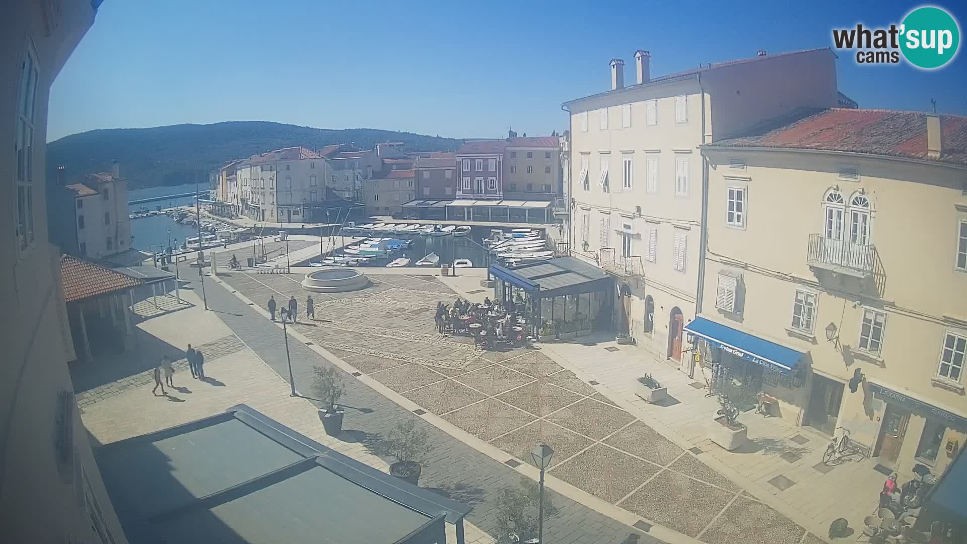 LIVE cam Cres city – place principale et “mandrač” – île de Cres – Croatie