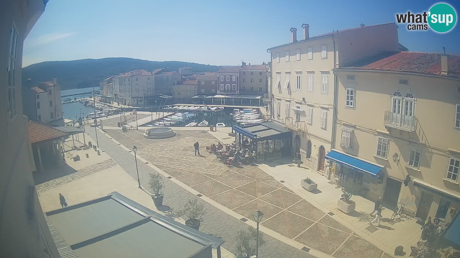 Web kamera Grad Cres – glavni trg i “mandrač” – otok Cres
