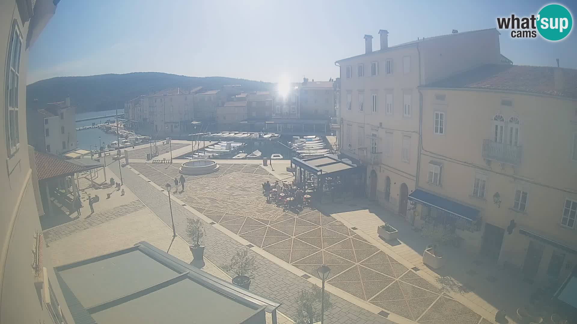 Cámara en vivo ciudad de Cres – plaza principal y “mandrač” – isla de Cres – Croacia
