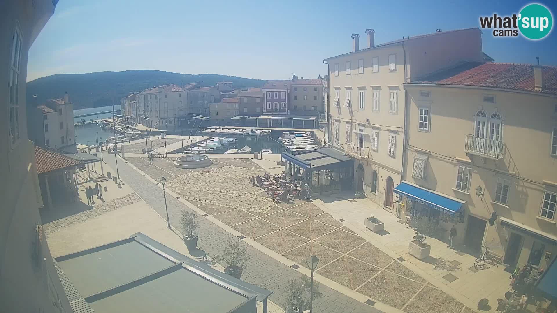 LIVE cam Cres city – place principale et “mandrač” – île de Cres – Croatie