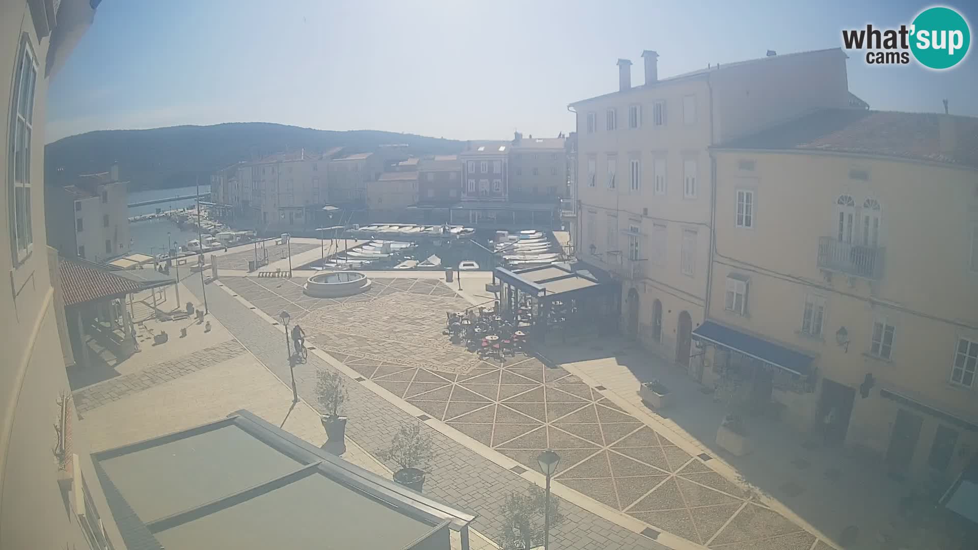 Web kamera Grad Cres – glavni trg i “mandrač” – otok Cres