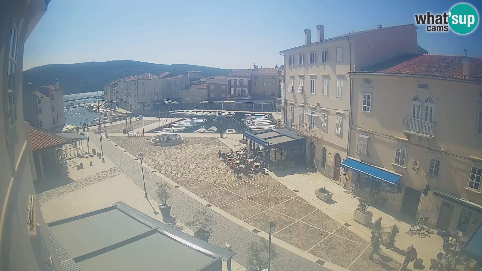 Web kamera Grad Cres – glavni trg i “mandrač” – otok Cres