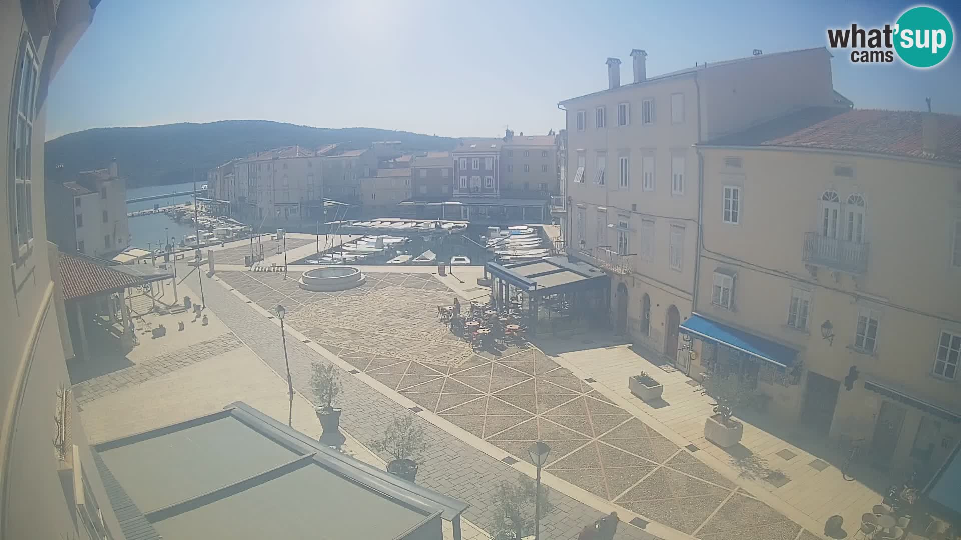 LIVE cam Cres city – place principale et “mandrač” – île de Cres – Croatie