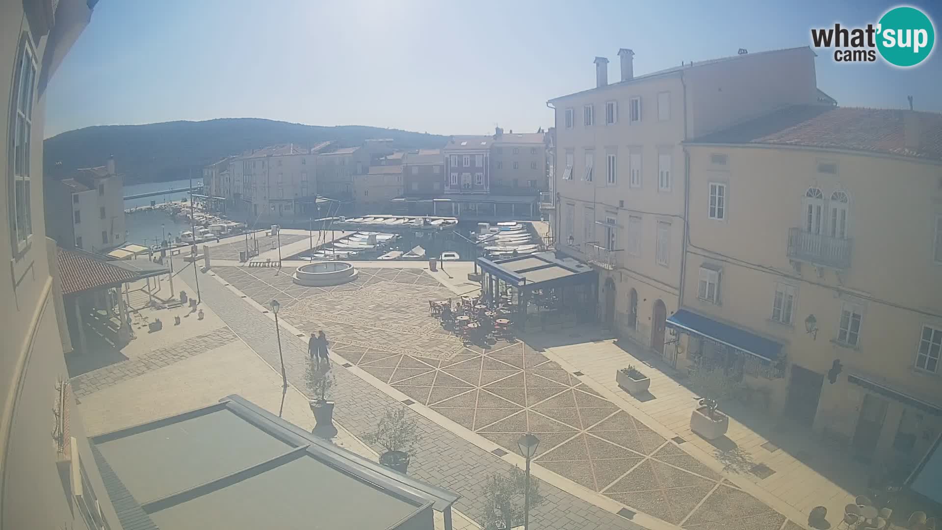 LIVE cam Cres city – place principale et “mandrač” – île de Cres – Croatie
