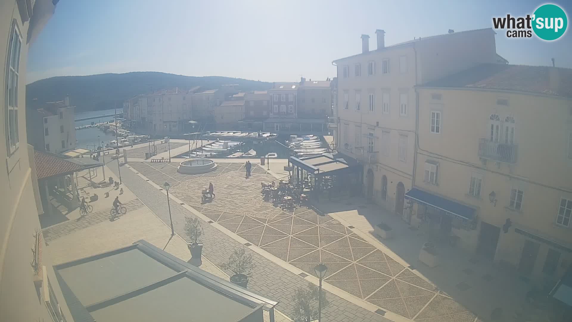V ŽIVO spletna kamera Cres mesto – glavni trg in “mandrač” – otok Cres – Hrvaška