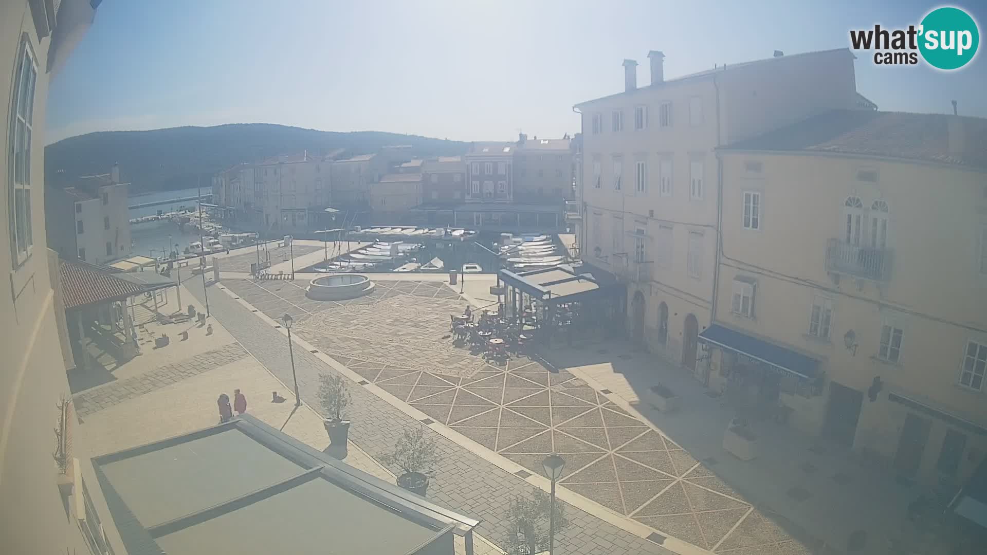 V ŽIVO spletna kamera Cres mesto – glavni trg in “mandrač” – otok Cres – Hrvaška