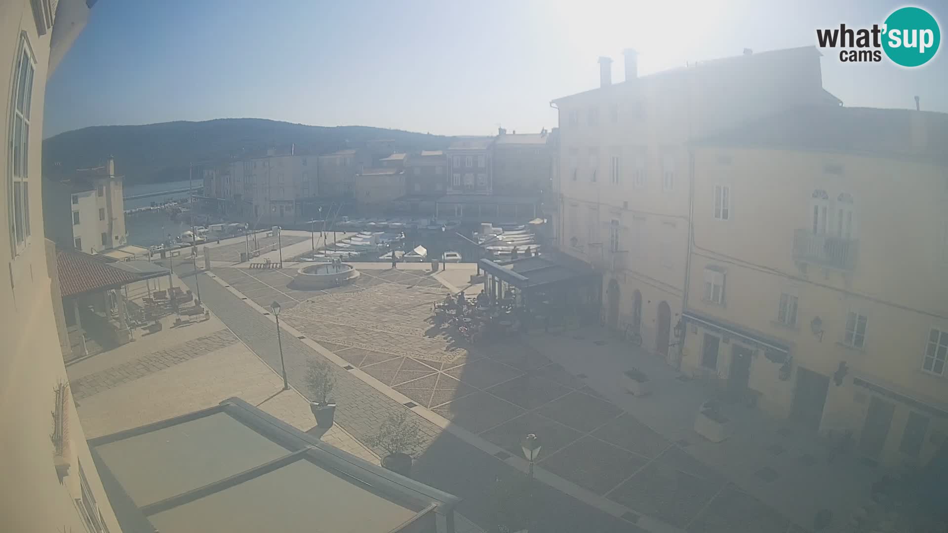 LIVE cam Cres city – place principale et “mandrač” – île de Cres – Croatie