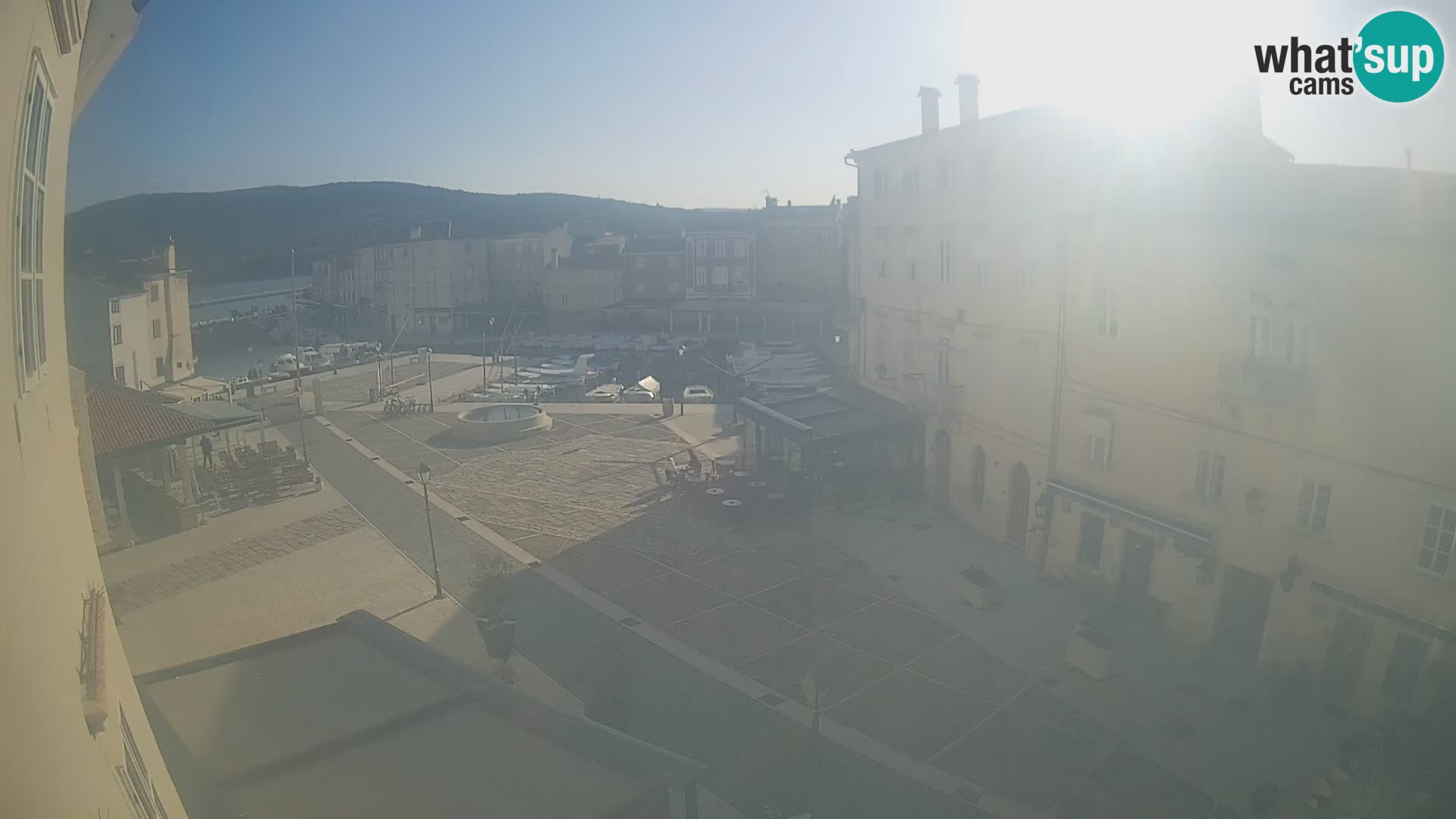 V ŽIVO spletna kamera Cres mesto – glavni trg in “mandrač” – otok Cres – Hrvaška