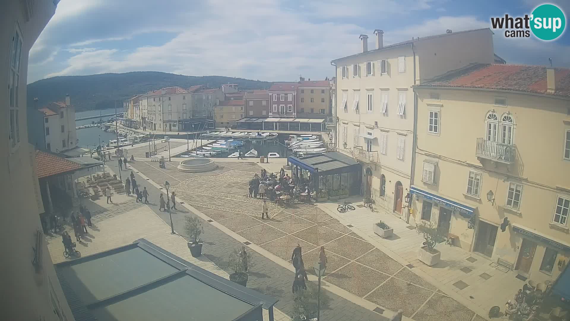 Web kamera Grad Cres – glavni trg i “mandrač” – otok Cres