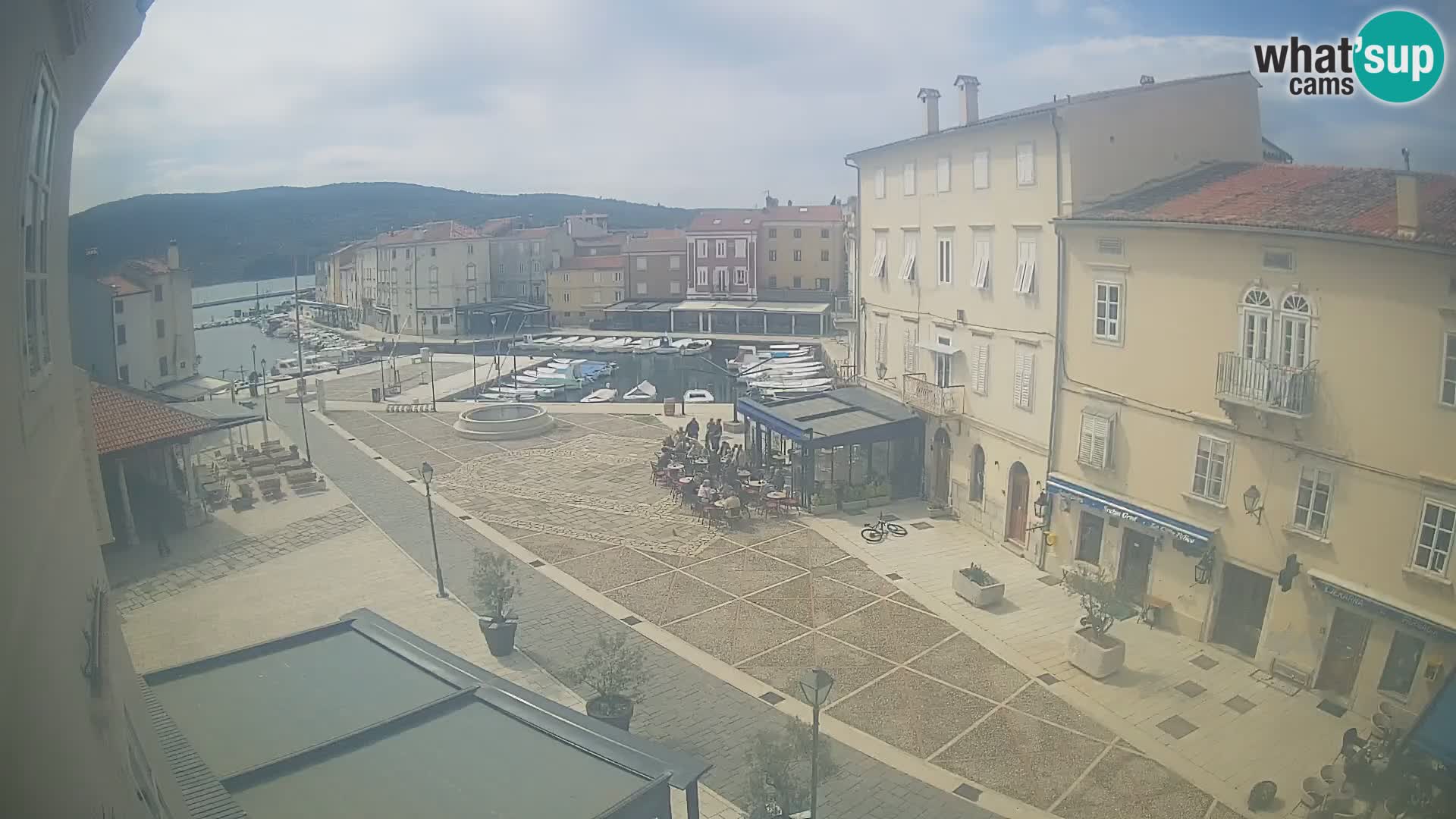 Cámara en vivo ciudad de Cres – plaza principal y “mandrač” – isla de Cres – Croacia