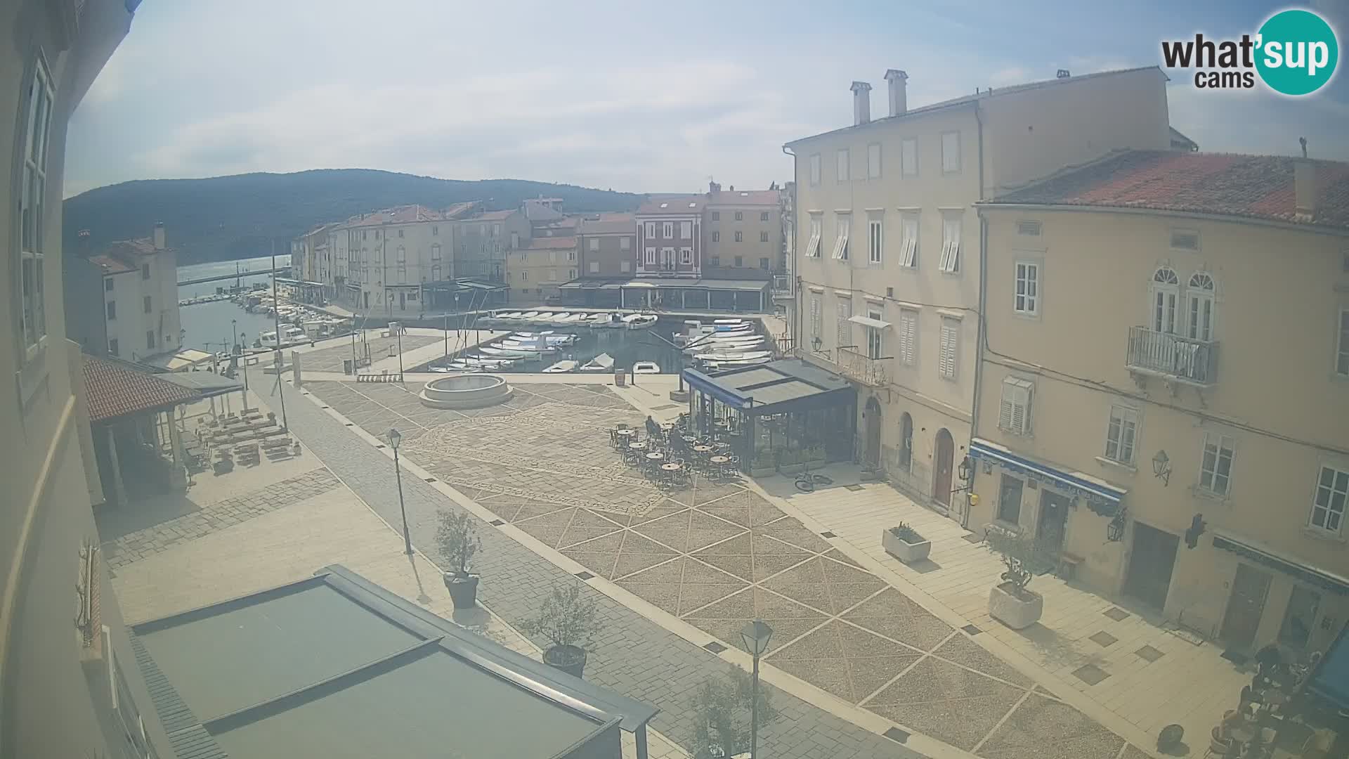 Web kamera Grad Cres – glavni trg i “mandrač” – otok Cres