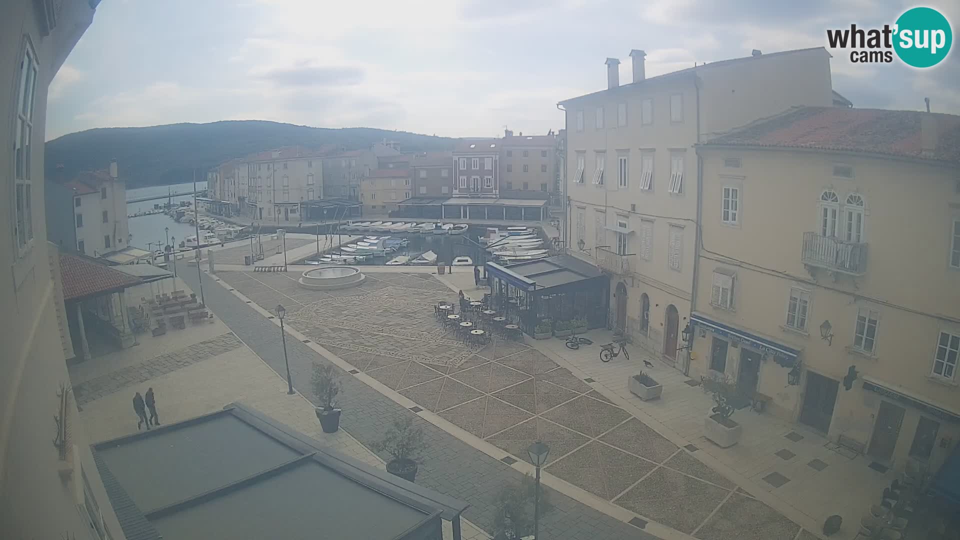 Cámara en vivo ciudad de Cres – plaza principal y “mandrač” – isla de Cres – Croacia