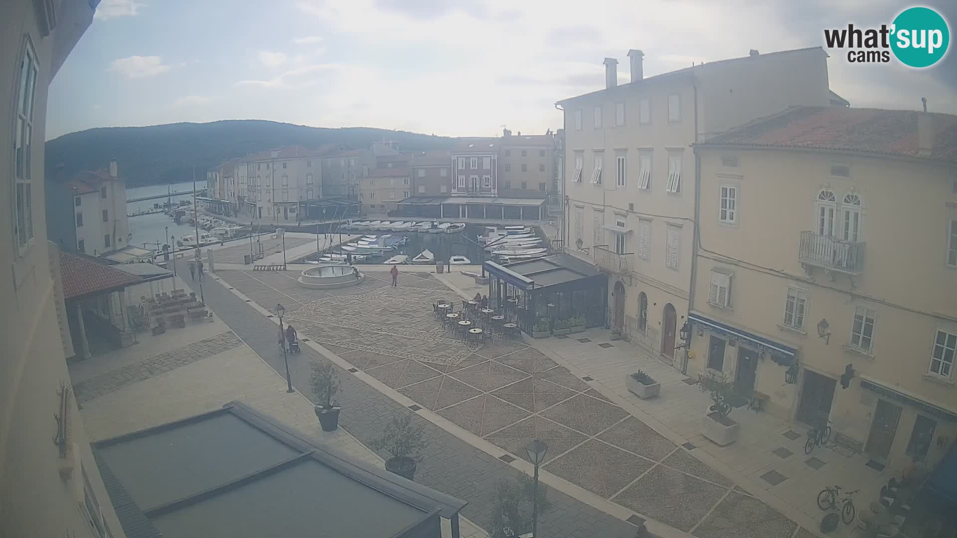 Cámara en vivo ciudad de Cres – plaza principal y “mandrač” – isla de Cres – Croacia