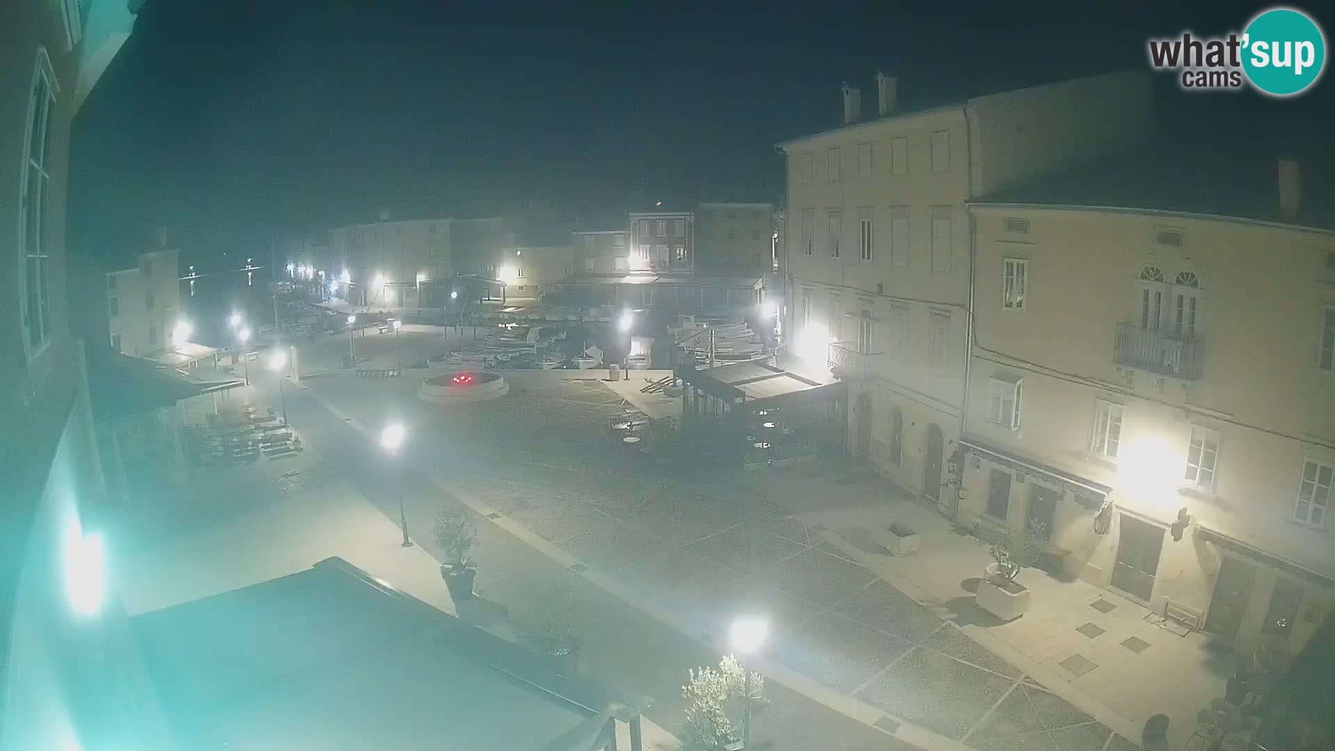 Web kamera Grad Cres – glavni trg i “mandrač” – otok Cres