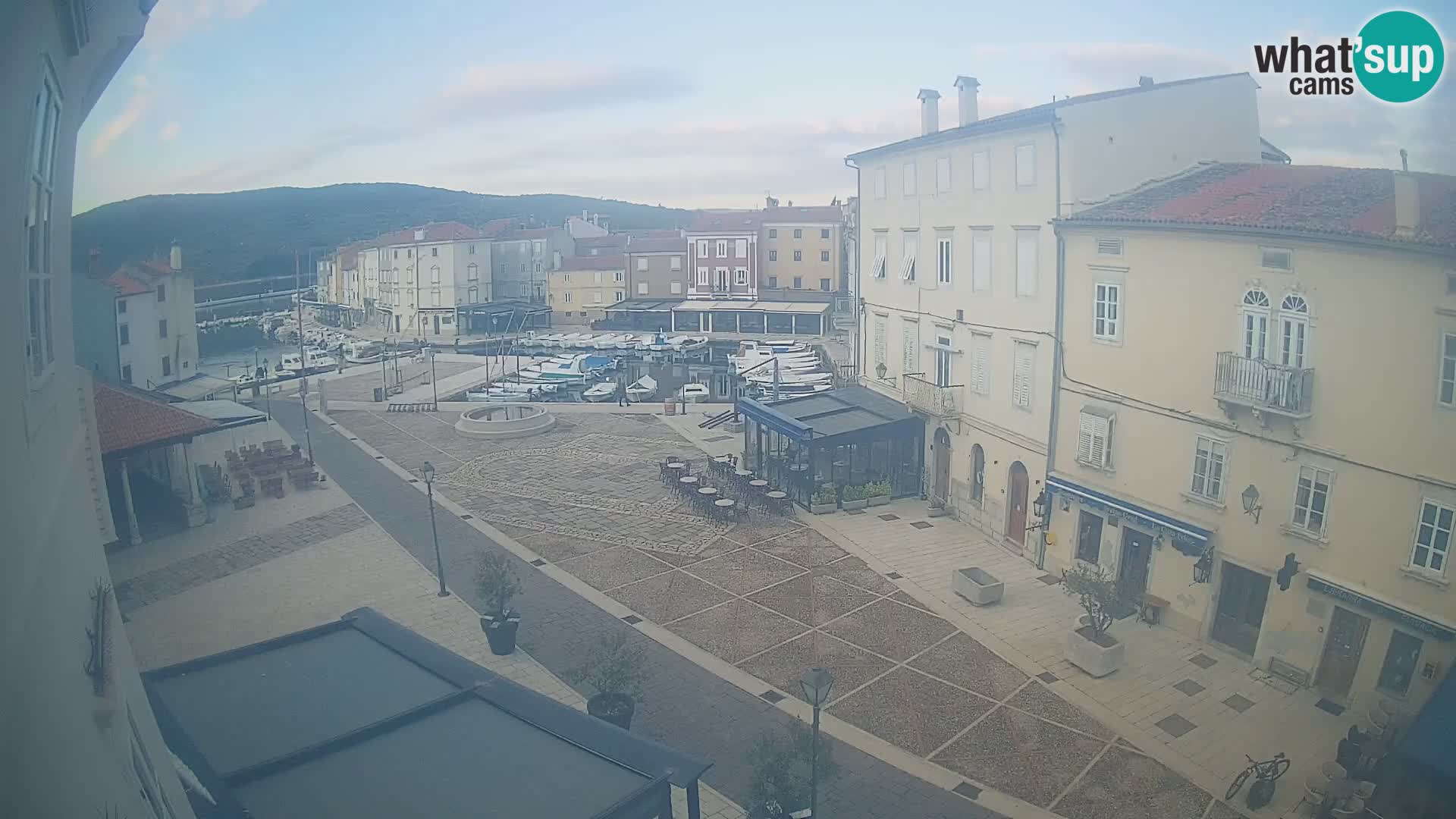 Web kamera Grad Cres – glavni trg i “mandrač” – otok Cres