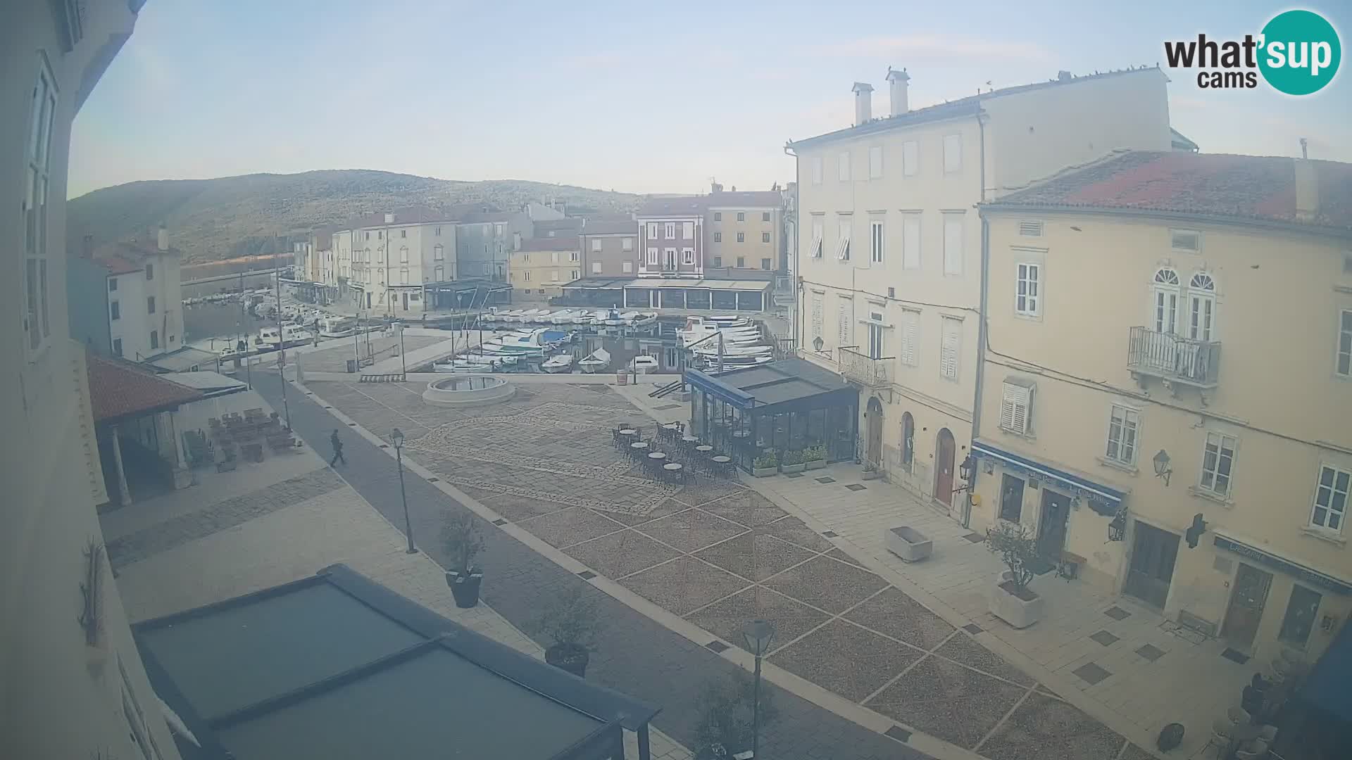 Web kamera Grad Cres – glavni trg i “mandrač” – otok Cres