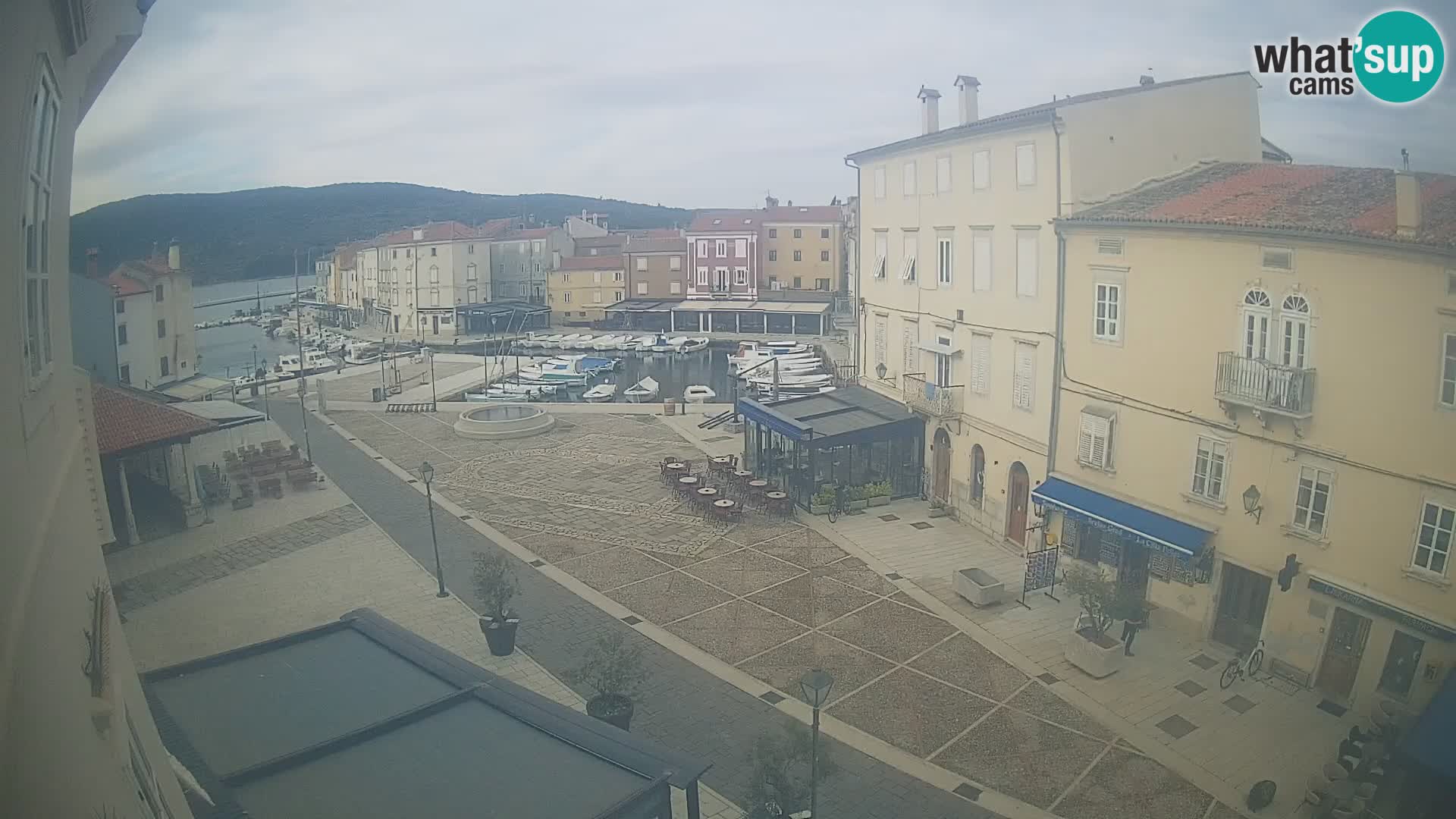 Web kamera Grad Cres – glavni trg i “mandrač” – otok Cres