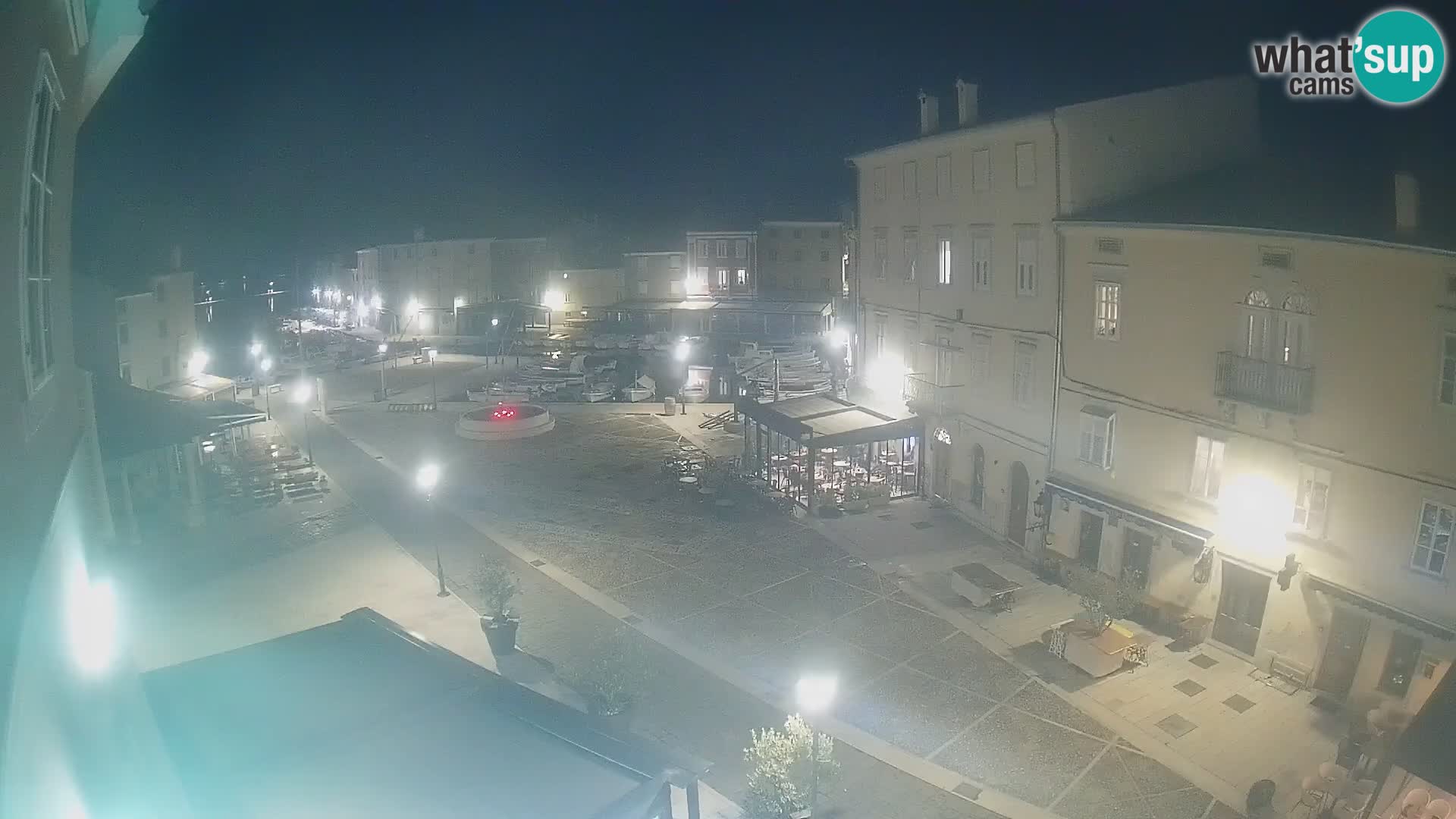 V ŽIVO spletna kamera Cres mesto – glavni trg in “mandrač” – otok Cres – Hrvaška