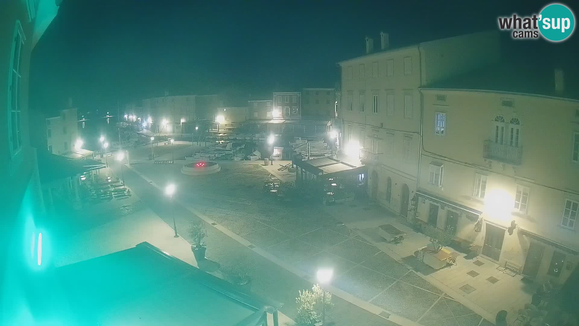 V ŽIVO spletna kamera Cres mesto – glavni trg in “mandrač” – otok Cres – Hrvaška