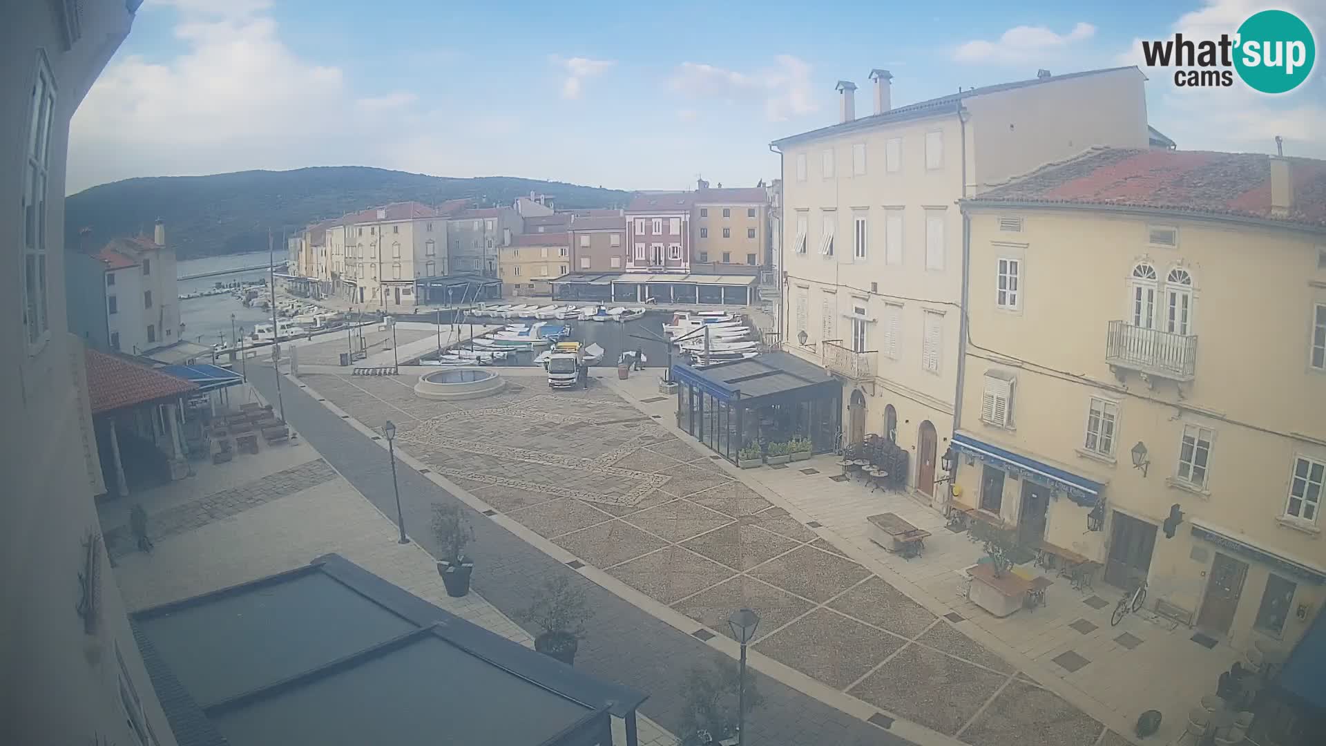 Web kamera Grad Cres – glavni trg i “mandrač” – otok Cres