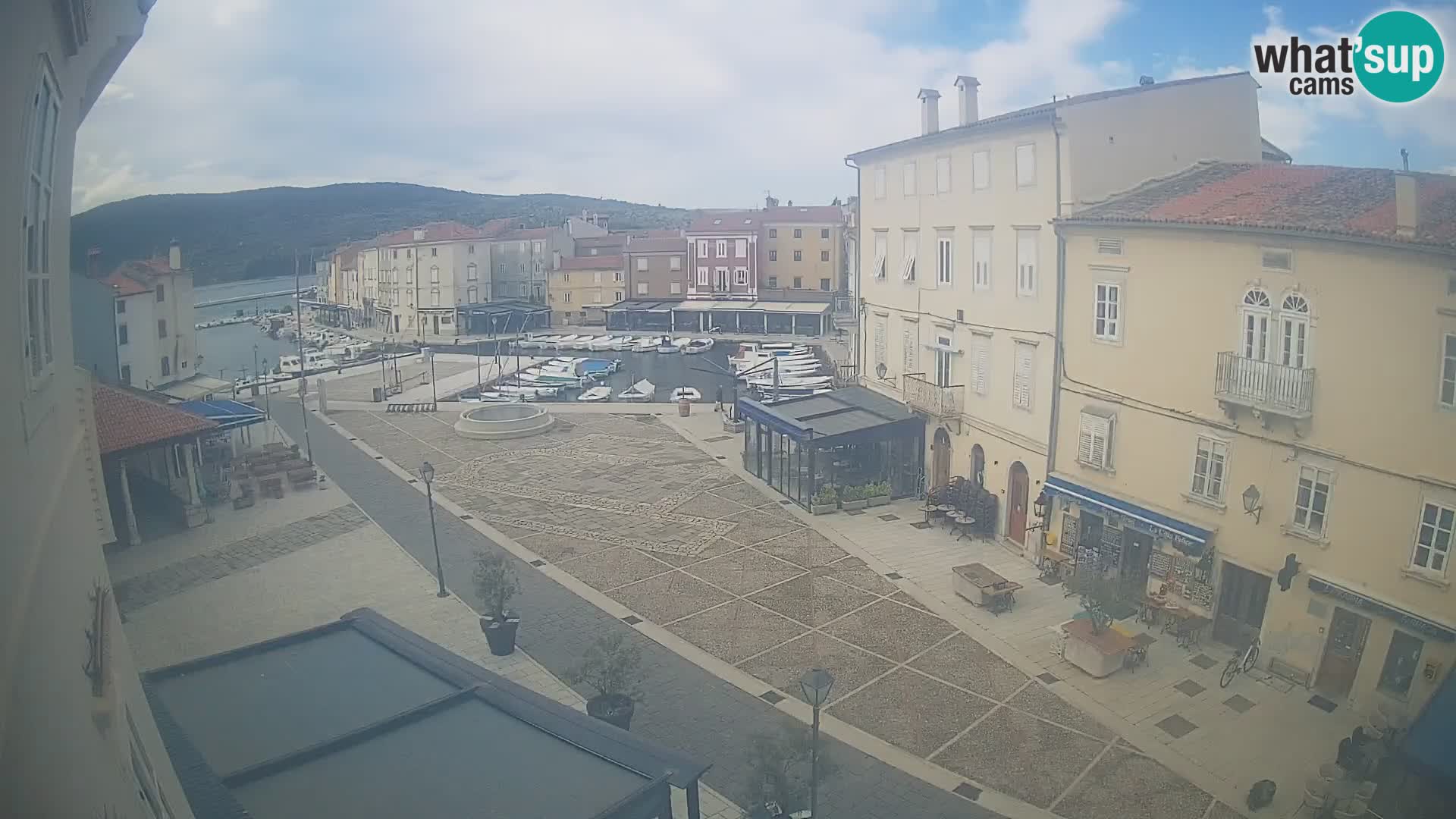 V ŽIVO spletna kamera Cres mesto – glavni trg in “mandrač” – otok Cres – Hrvaška
