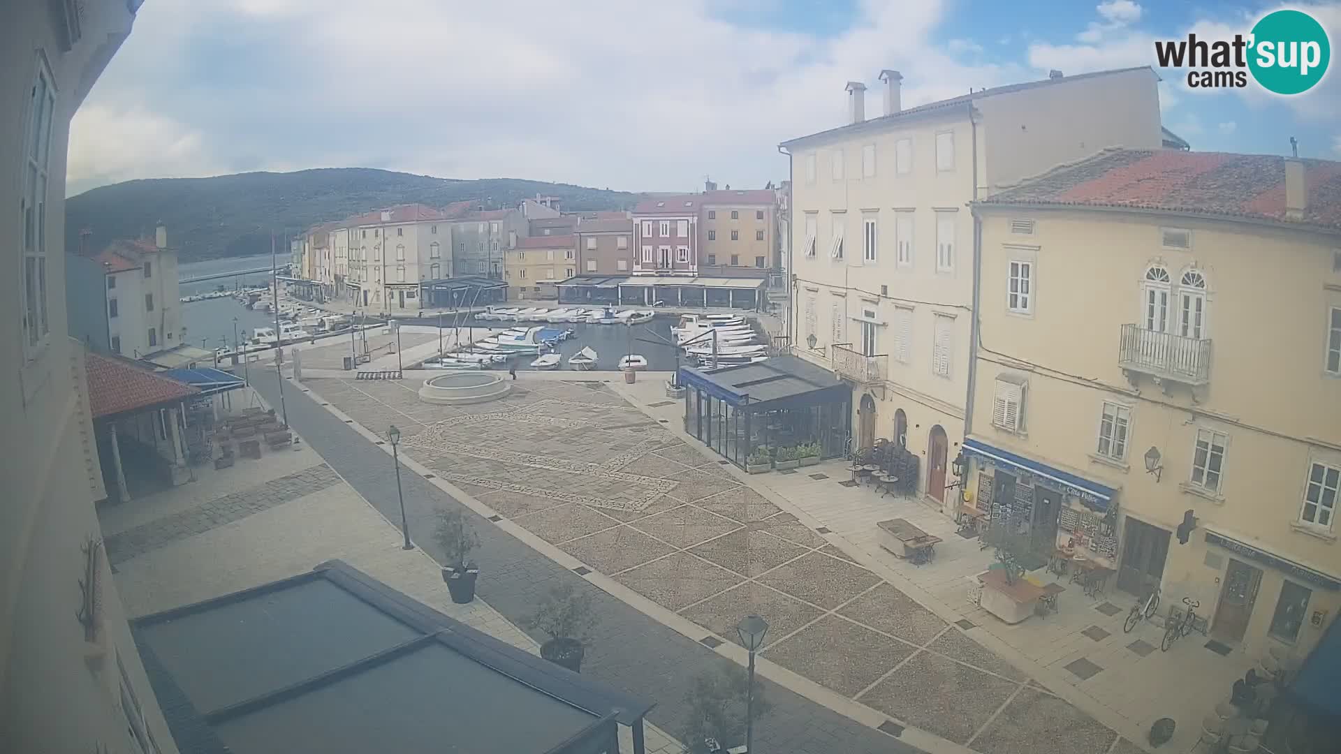 Cámara en vivo ciudad de Cres – plaza principal y “mandrač” – isla de Cres – Croacia