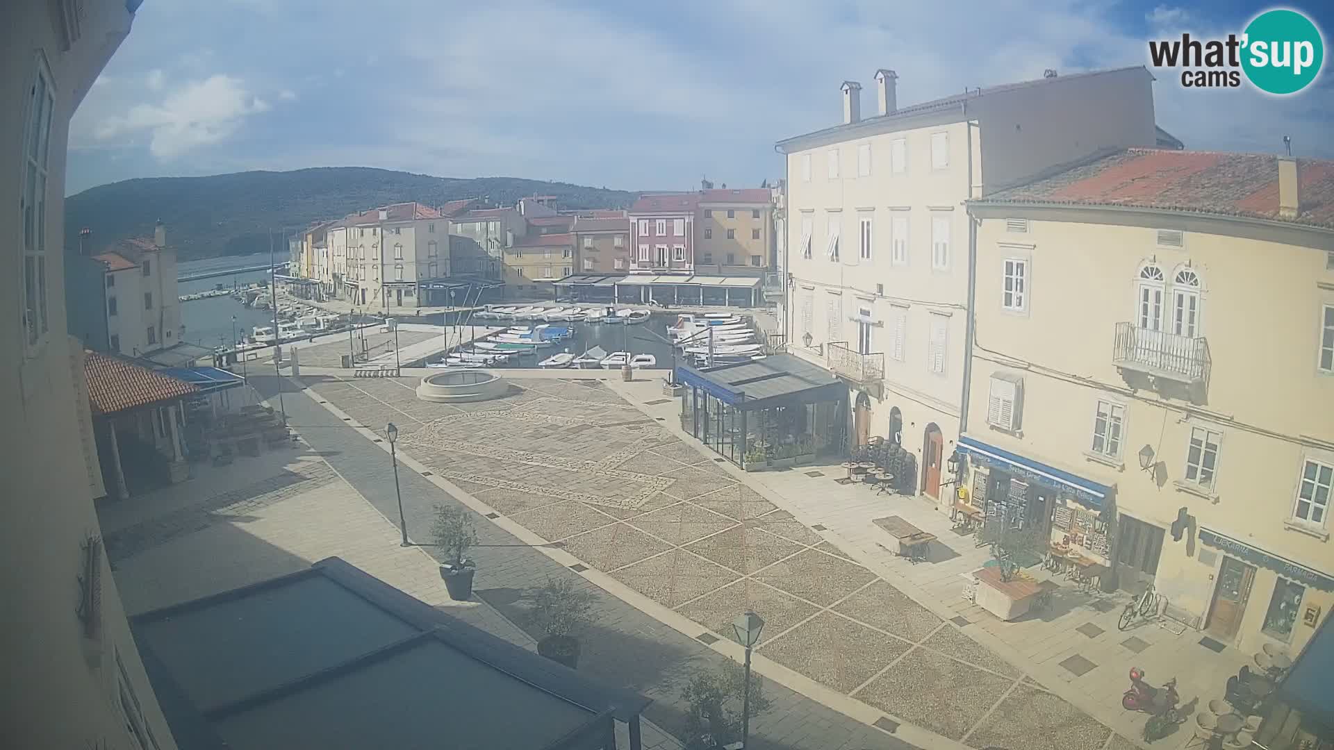 Web kamera Grad Cres – glavni trg i “mandrač” – otok Cres