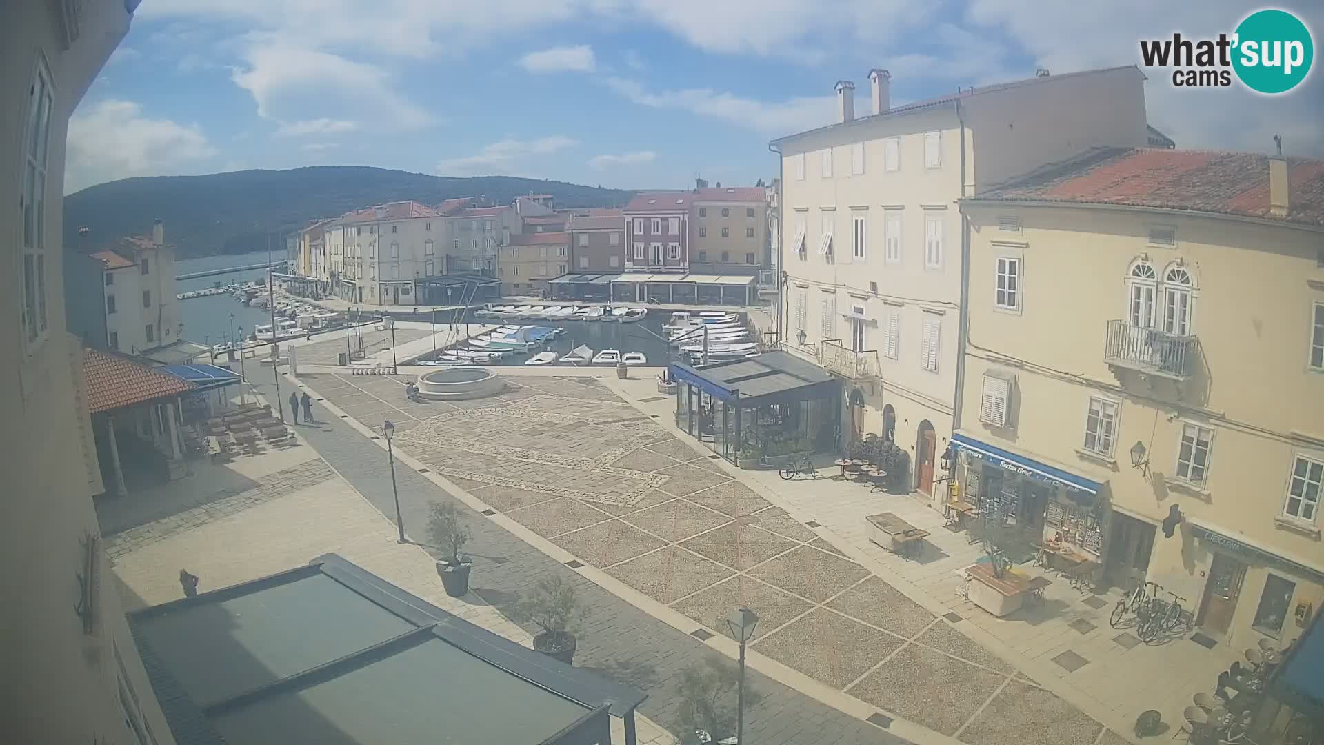 Cámara en vivo ciudad de Cres – plaza principal y “mandrač” – isla de Cres – Croacia