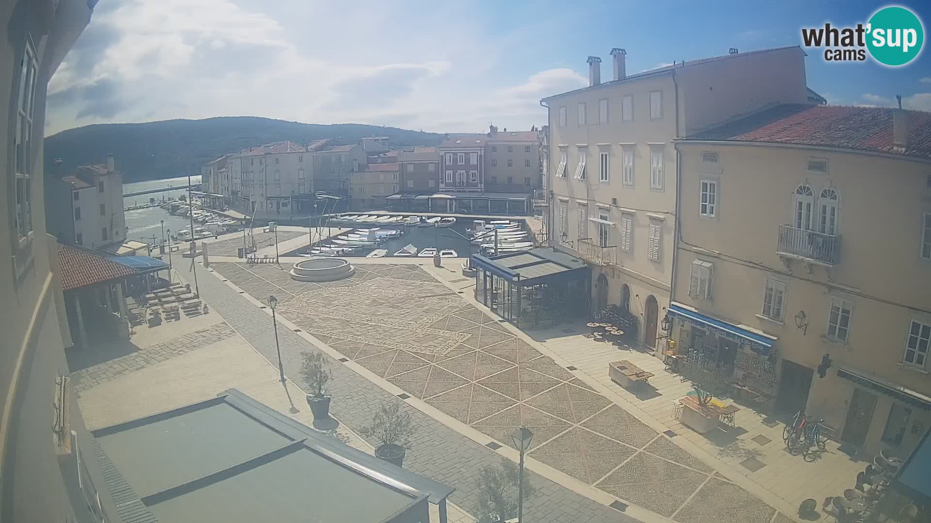 Cámara en vivo ciudad de Cres – plaza principal y “mandrač” – isla de Cres – Croacia