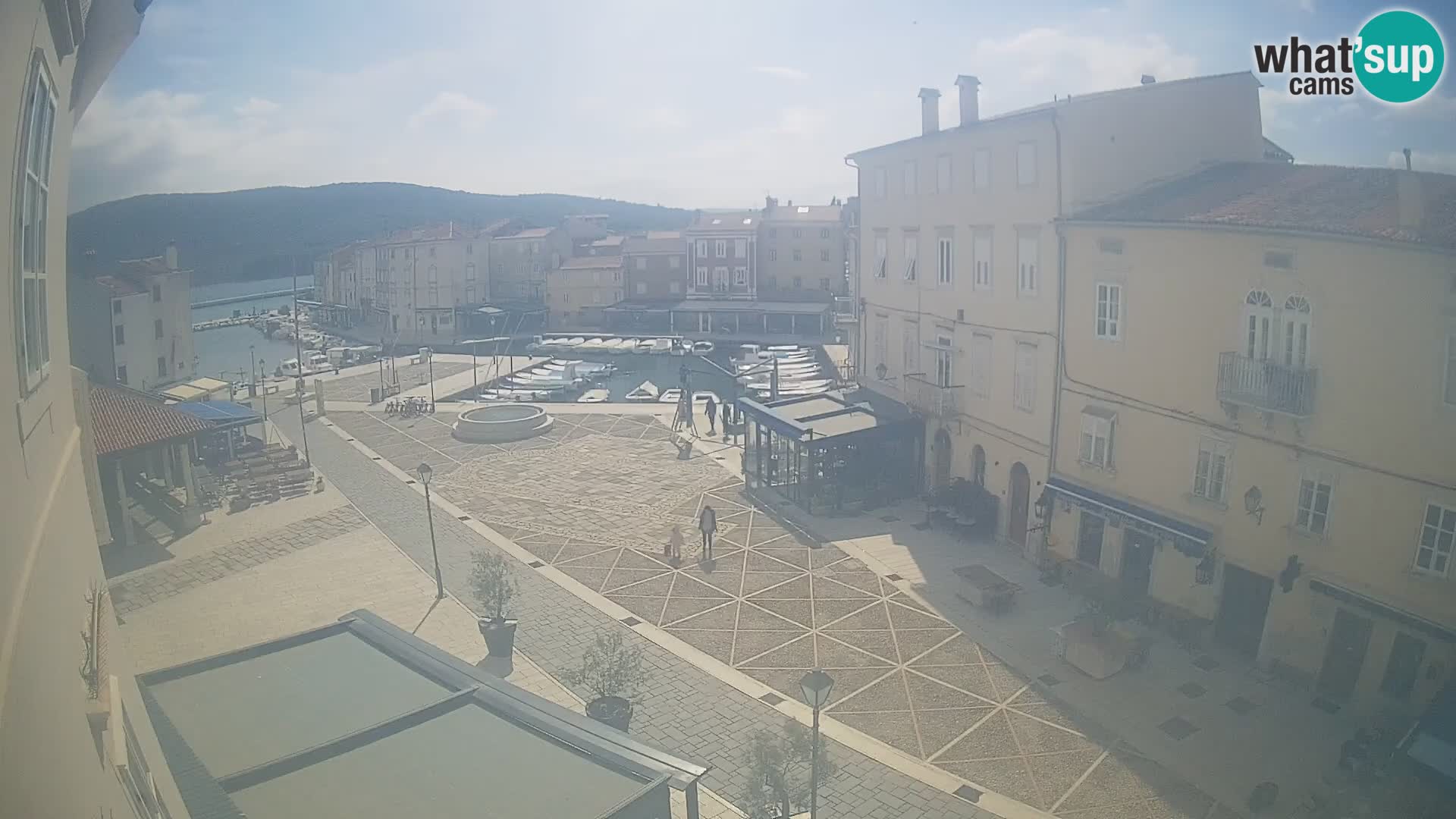 Cámara en vivo ciudad de Cres – plaza principal y “mandrač” – isla de Cres – Croacia