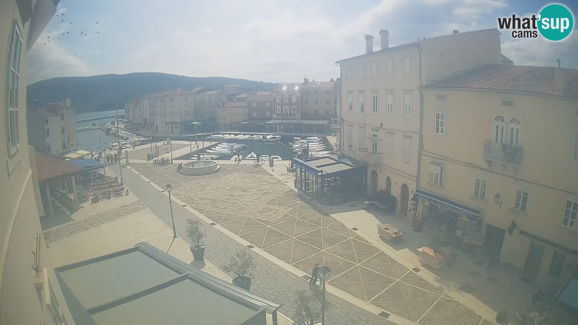 Web kamera Grad Cres – glavni trg i “mandrač” – otok Cres