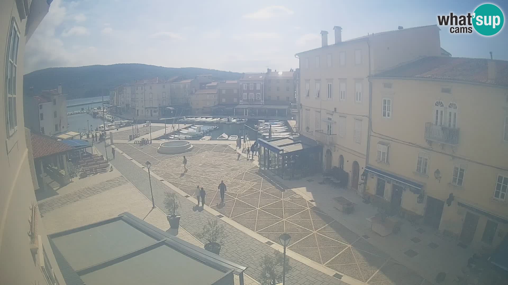 LIVE cam Cres city – place principale et “mandrač” – île de Cres – Croatie